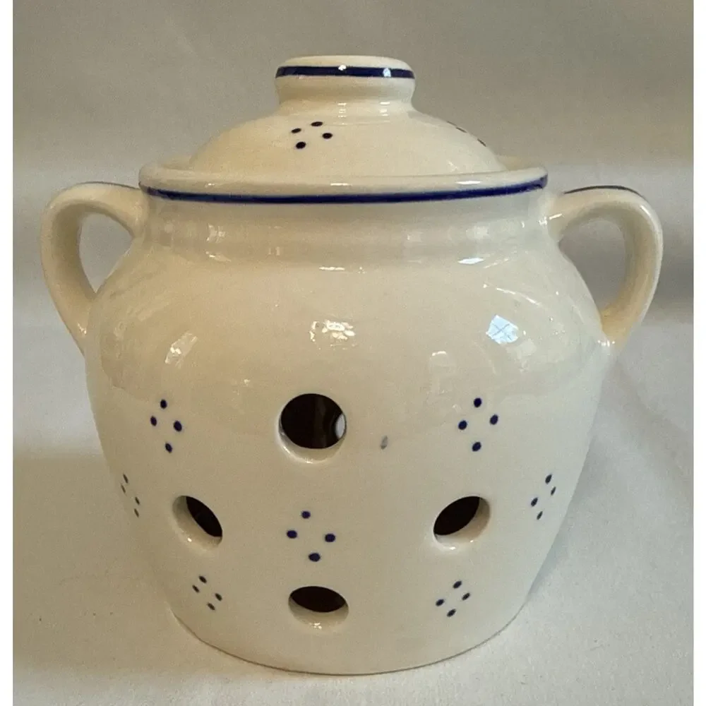 A Bentson West Design Boston Warehouse 5 Inch Ceramic Garlic Keeper- Nice!